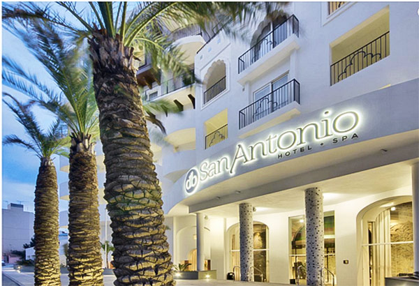 San Antonio Hotel, view of the entrance