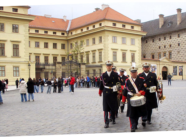 Cambio della guardia al Castello